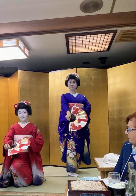 Diner-spectacle de Maikos  dans un restaurant shabu shabu à Tokyo - 