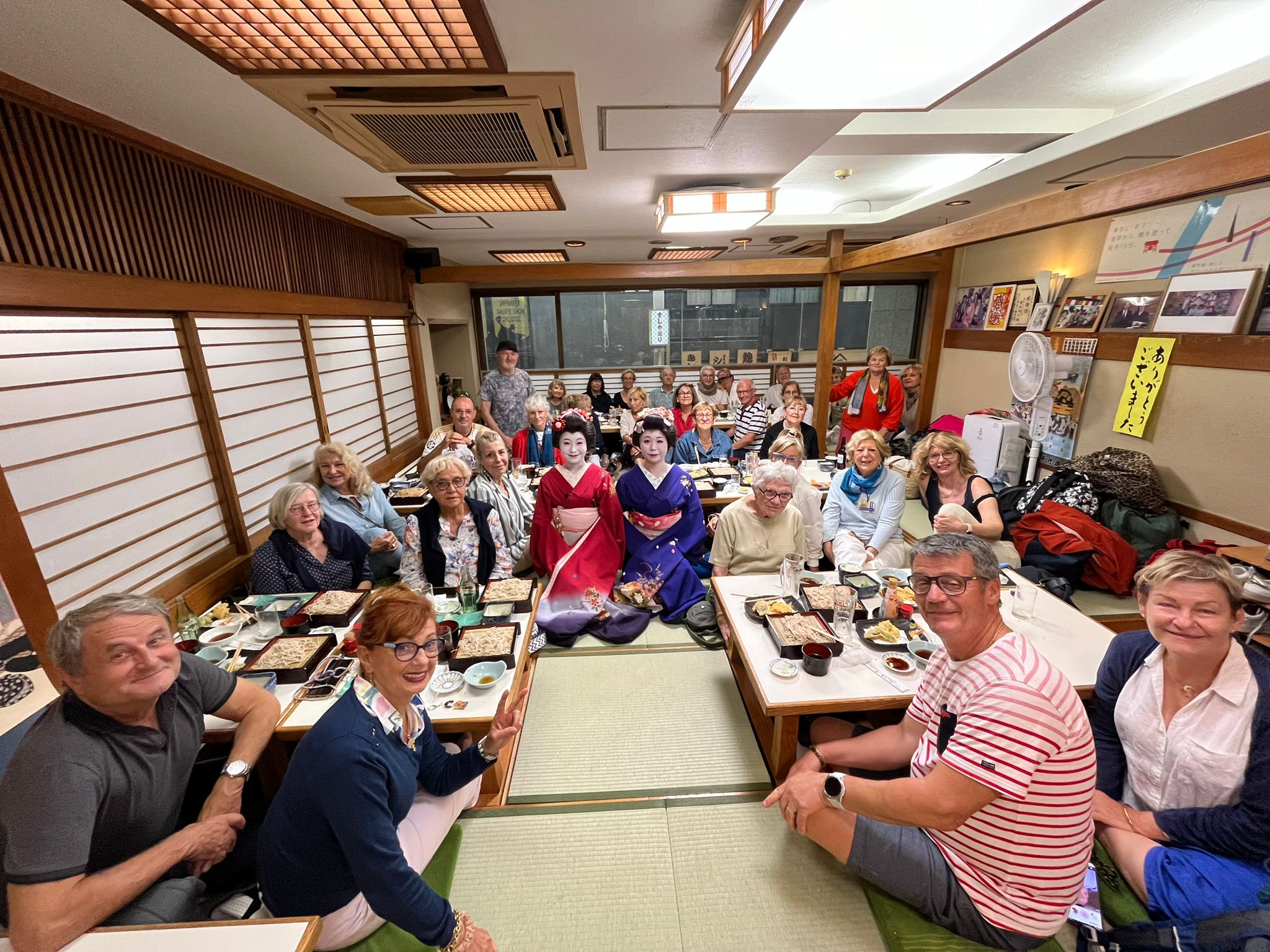 Diner-spectacle de Maikos  dans un restaurant shabu shabu à Tokyo - 
