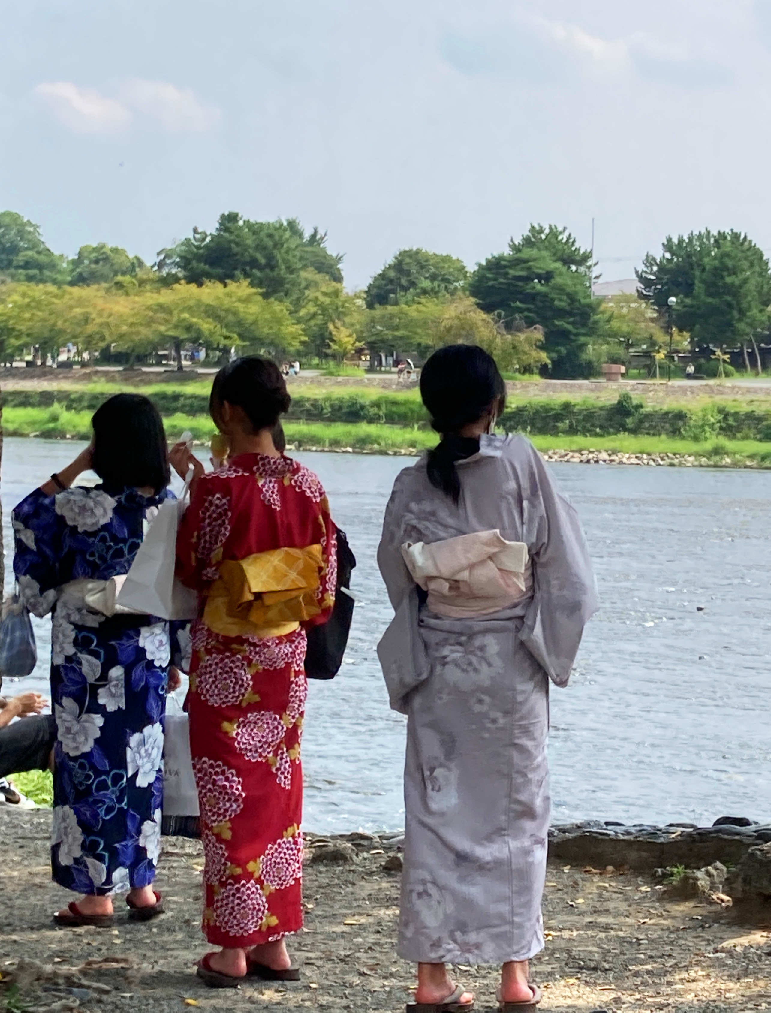 Japonaises en tenue sur les rives de  la rivière Hozu-gawa (quartier d'Arashiyama - Kyoto)