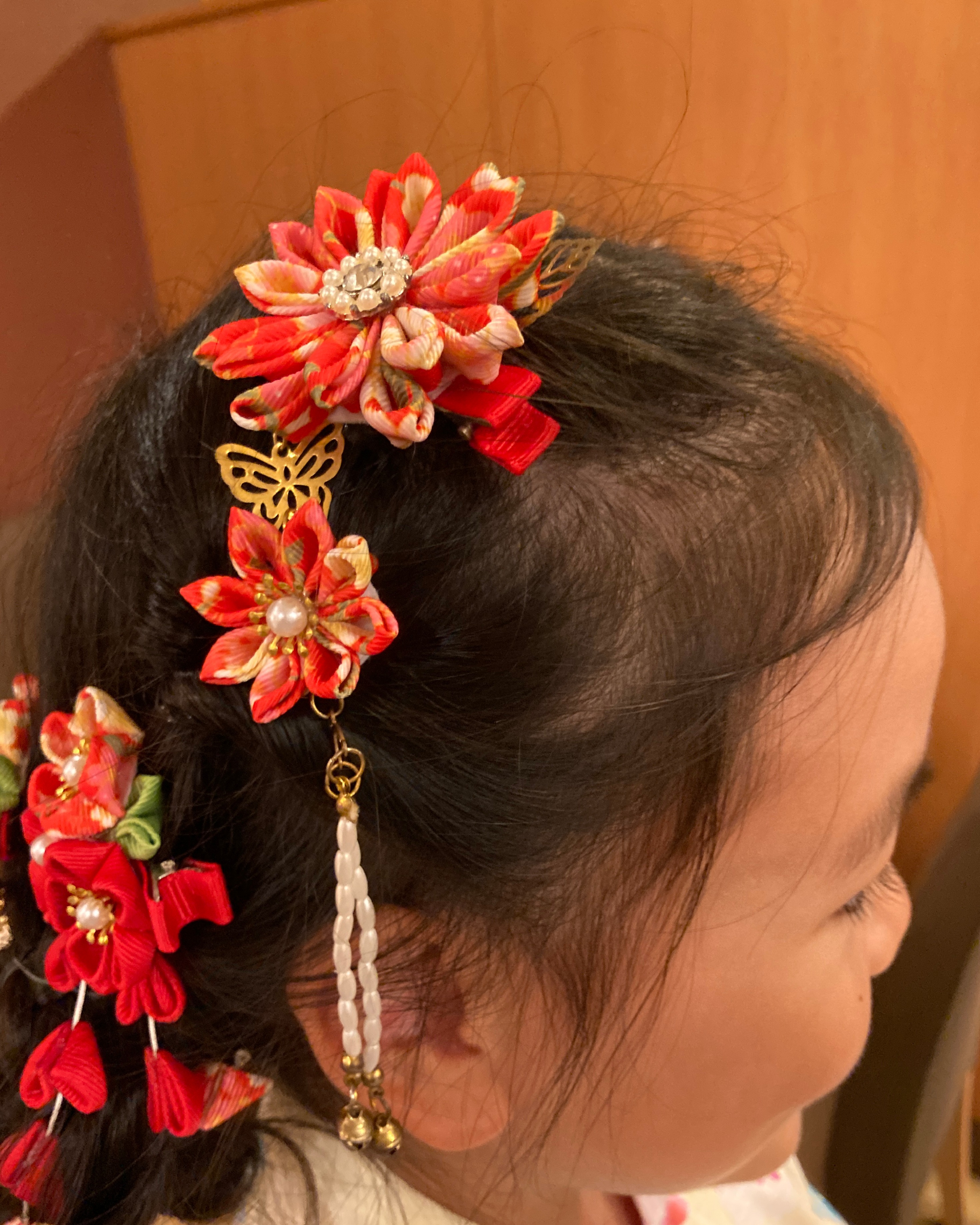 Petite japonaise en tenue traditionnelle et coiffure