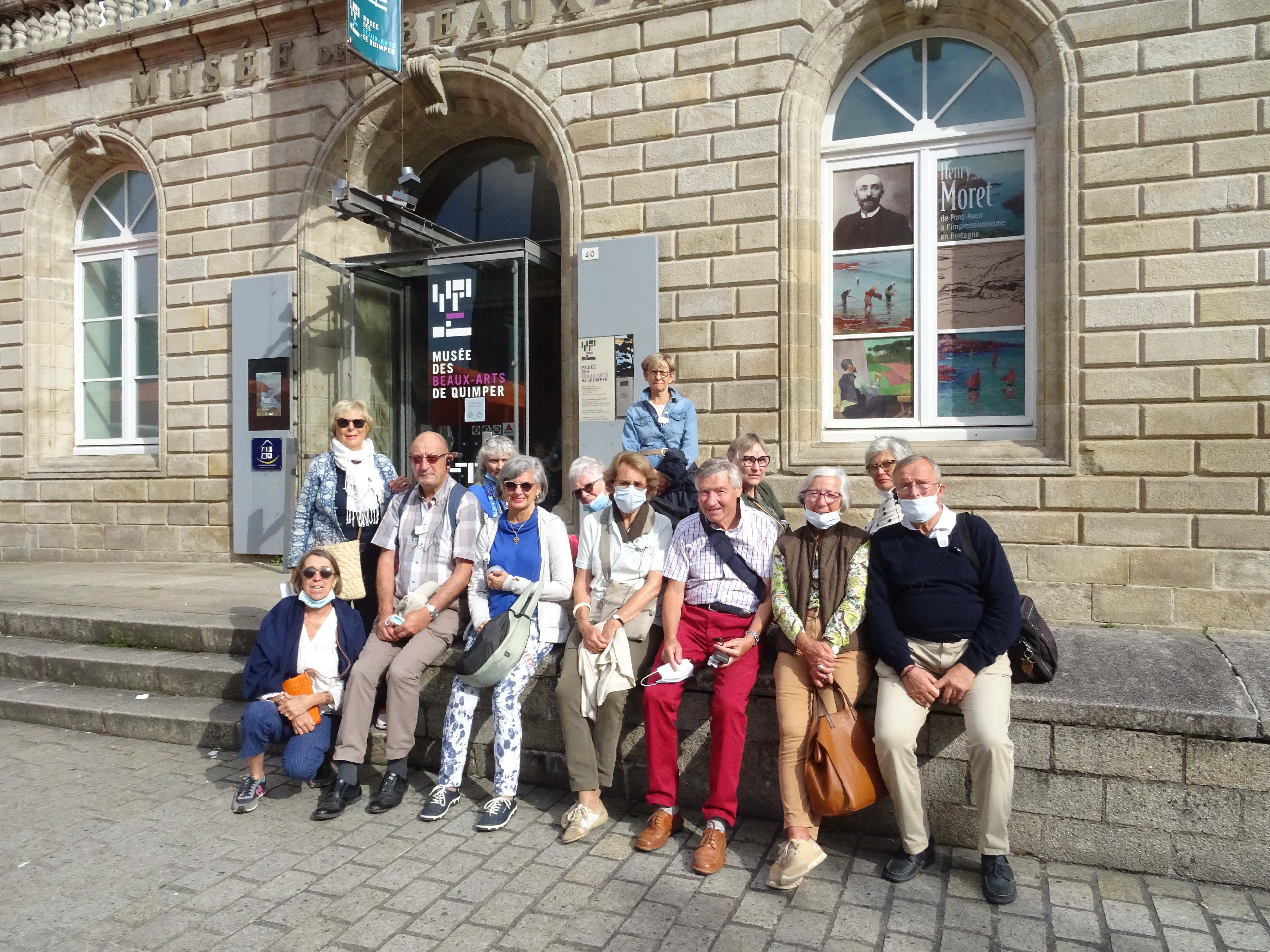 Les Amis devant le musée de Quimper